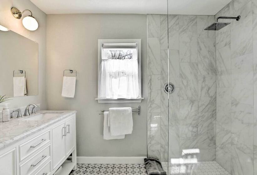 Chic Charleston Home   Half Mile To Park Circle!