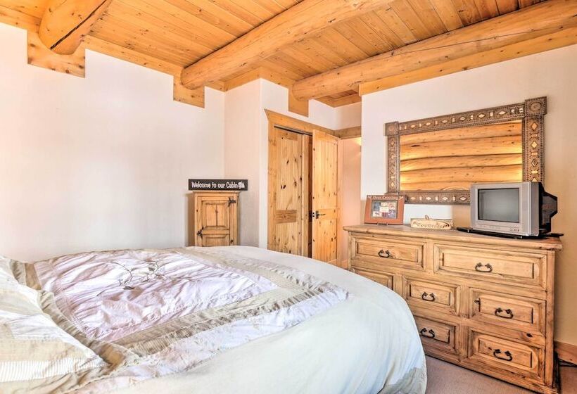 Mountain Views & Fire Pit: Granby Retreat!