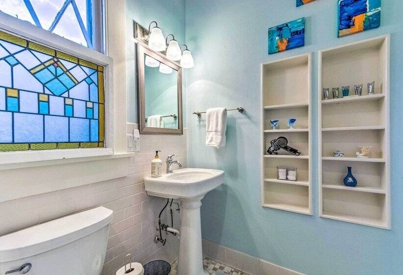 Colorful Cottage W/ Deck ~ 5 Mi To Downtown!