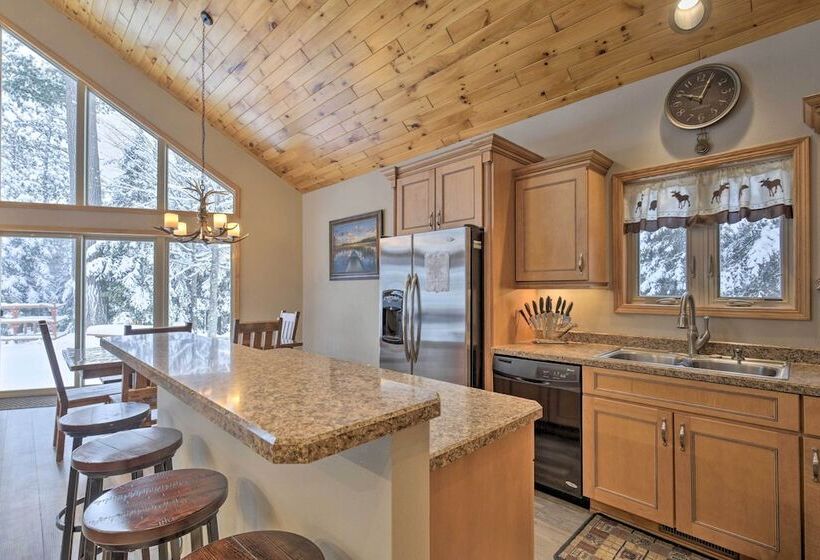 Cozy Eagle River Home W/ Paddleboard & 2 Kayaks!