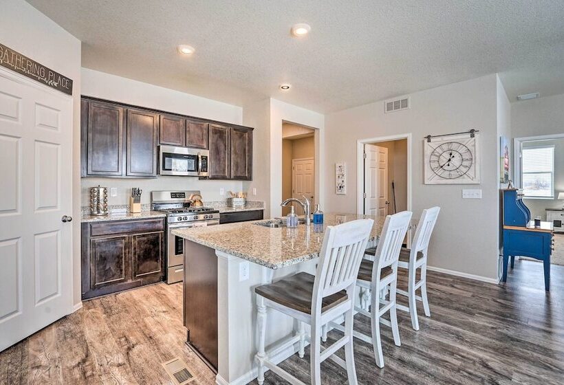 Dreamy Windsor Home With Grill ~ 3 Miles To Lake!