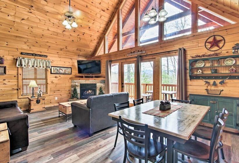3 Mi To Gatlinburg: Cabin W/ Deck & Pool Table!