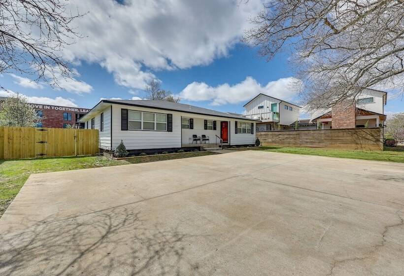 Home: Grassy Yard, Walk To Bentonville Square