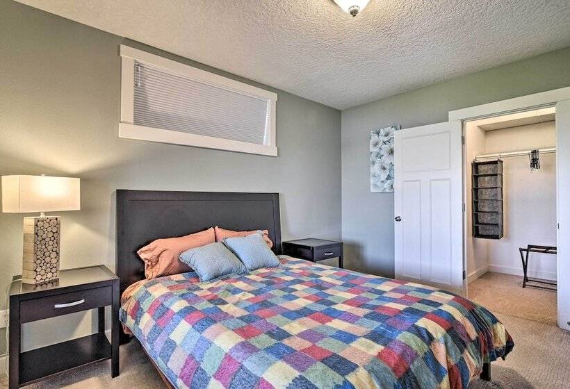 Incredible Oregon Retreat W/ Private Hot Tub!