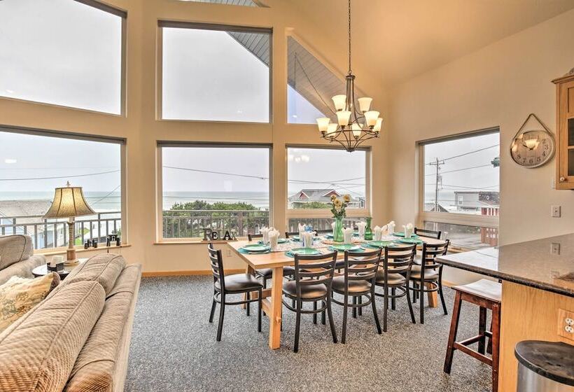 Logan Road Lookout, Lincoln City Home W/ Game Room