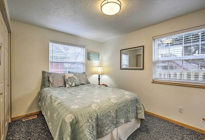 Logan Road Lookout, Lincoln City Home W/ Game Room