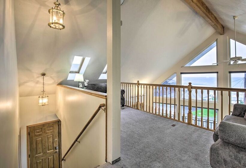Logan Road Lookout, Lincoln City Home W/ Game Room
