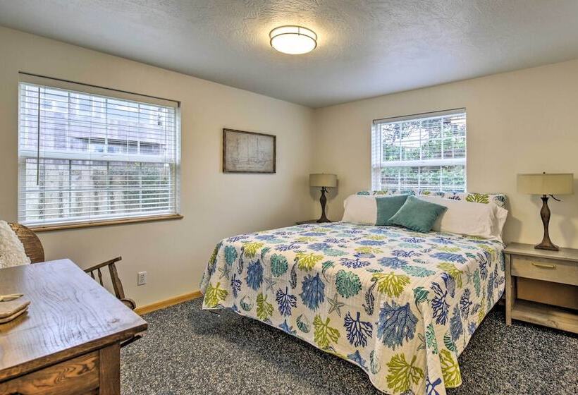 Logan Road Lookout, Lincoln City Home W/ Game Room