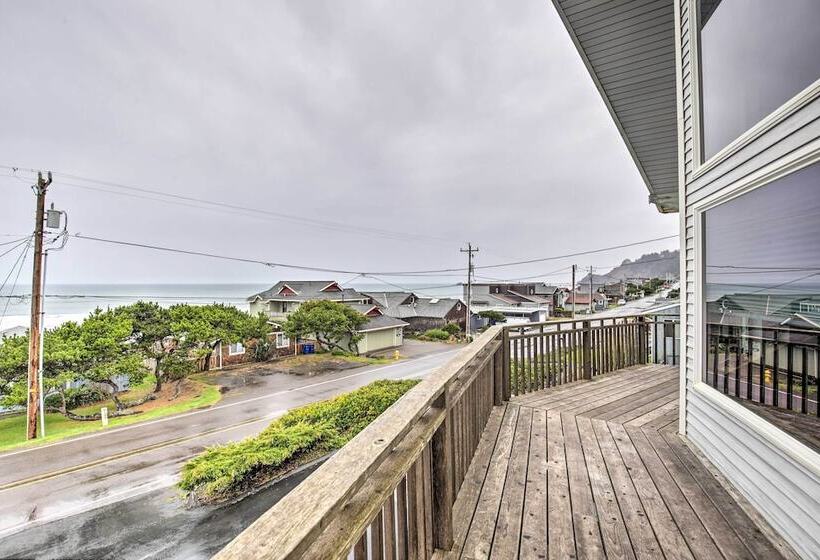 Logan Road Lookout, Lincoln City Home W/ Game Room