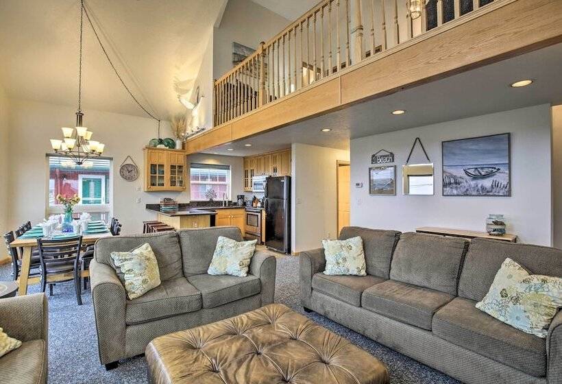 Logan Road Lookout, Lincoln City Home W/ Game Room