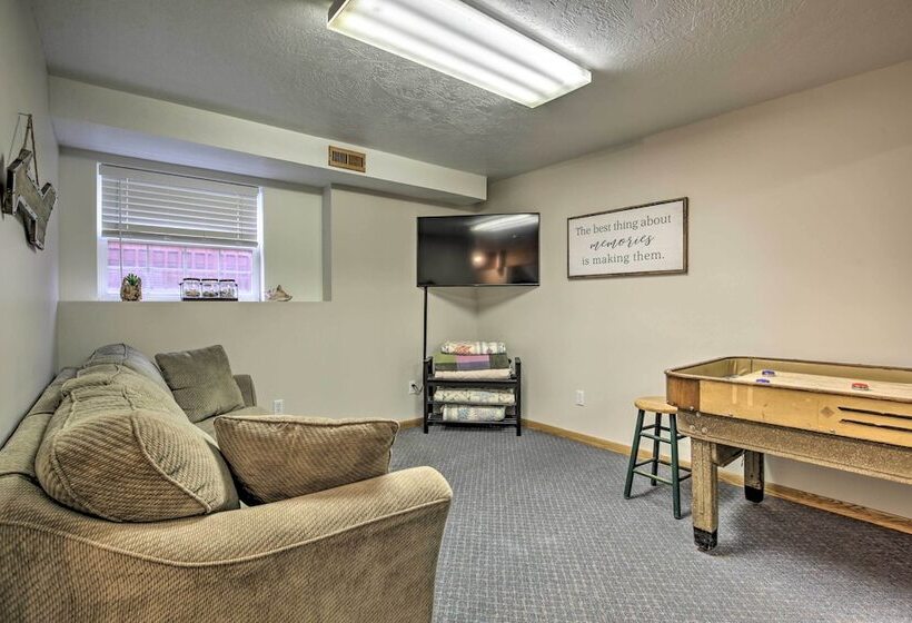 Logan Road Lookout, Lincoln City Home W/ Game Room