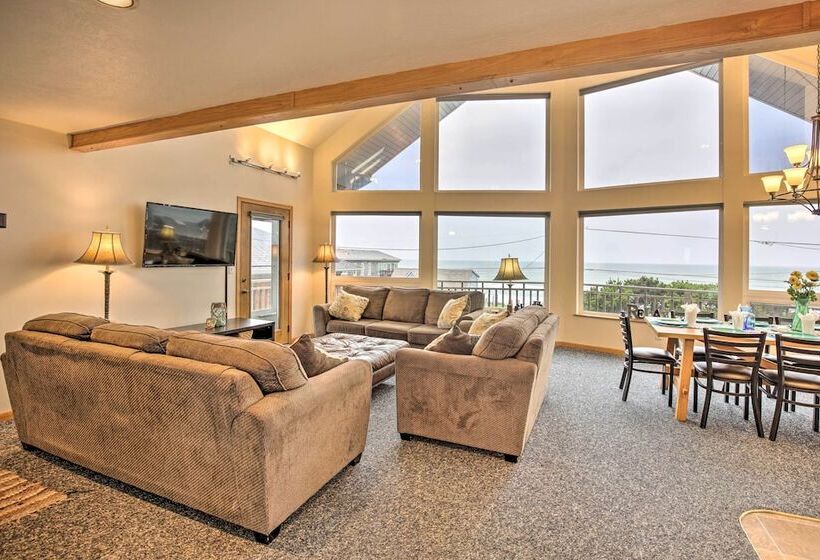 Logan Road Lookout, Lincoln City Home W/ Game Room