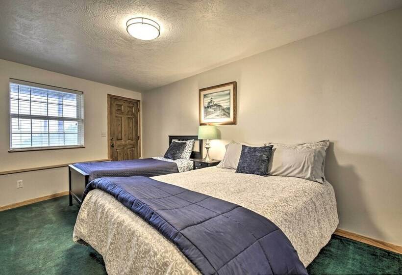 Logan Road Lookout, Lincoln City Home W/ Game Room