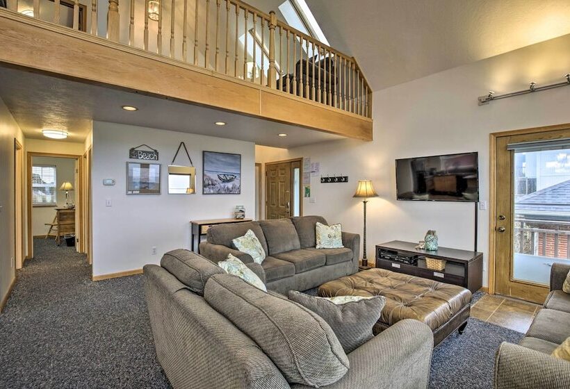 Logan Road Lookout, Lincoln City Home W/ Game Room