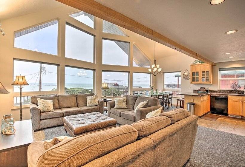 Logan Road Lookout, Lincoln City Home W/ Game Room