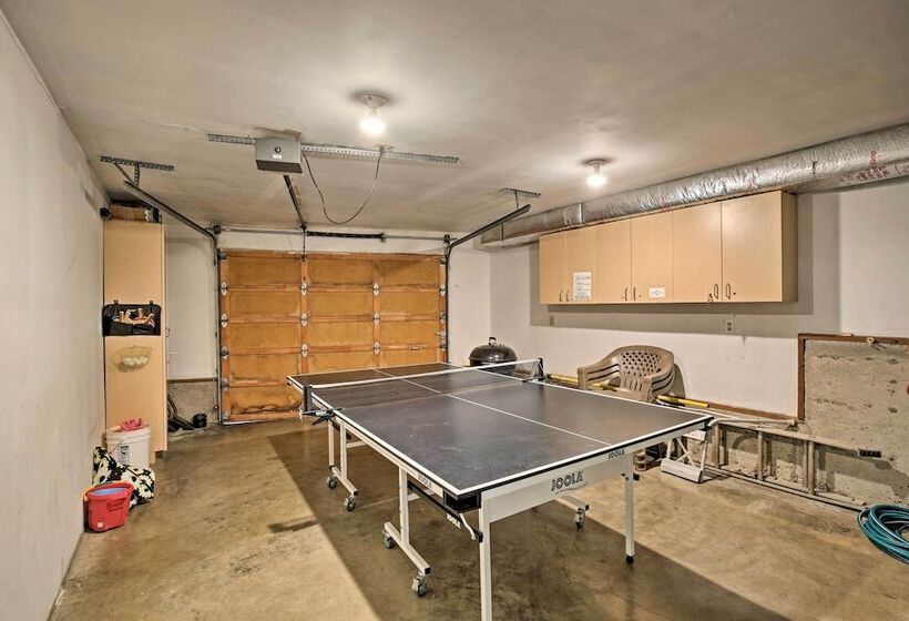 Logan Road Lookout, Lincoln City Home W/ Game Room