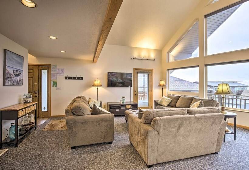 Logan Road Lookout, Lincoln City Home W/ Game Room