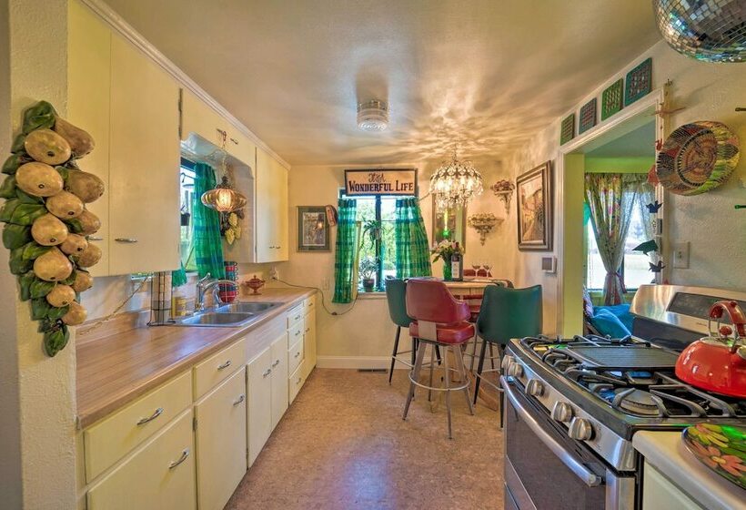 Walk To Olde Town   1940 Vintage Bungalow!