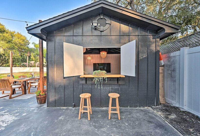 Luxe Brandon Oasis W/ Private Pool & Hot Tub!