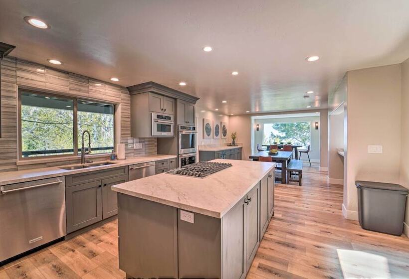 Luxe Reno Chalet W/ Mountain View: 3 Mi To Skiing!