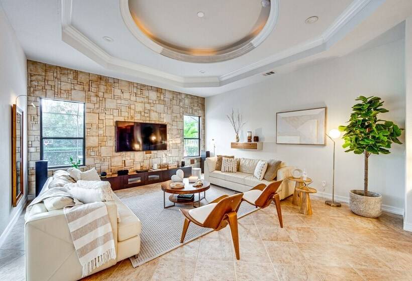 Luxury House With Private Acreage   Near Golfing!