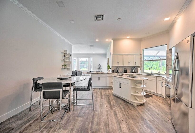 Sand Volleyball Court, Pool & Spa: Naples Gem!