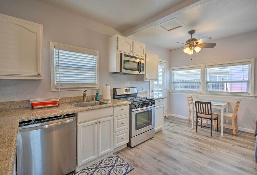 Pet Friendly Sacramento Home ~ 5 To Downtown!