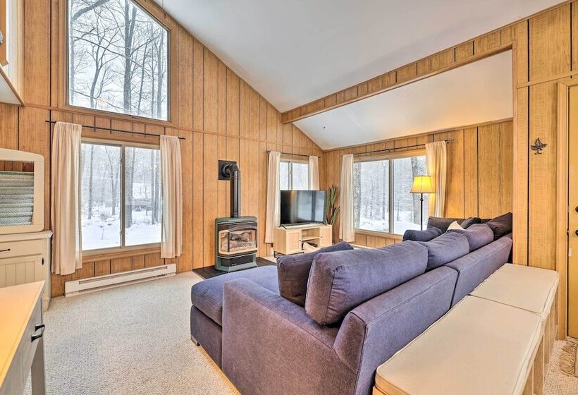 1 Block To Lake: Poconos Getaway W/ Fire Pit!
