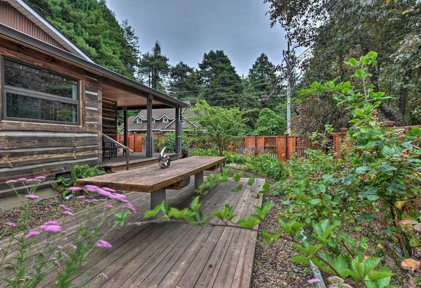 Quiet & Cozy Eureka Home Near Sequoia Park & Zoo!