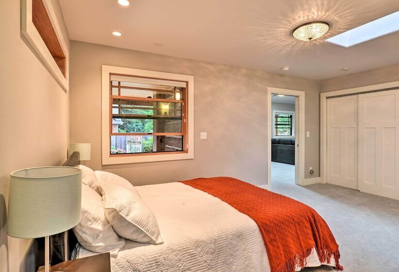 Quiet & Cozy Eureka Home Near Sequoia Park & Zoo!