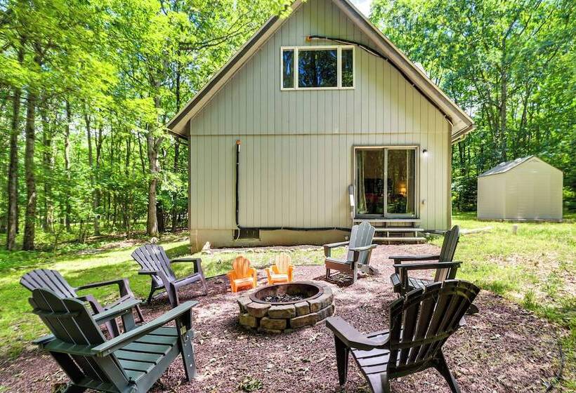 Relaxing Poconos Cabin For Outdoorsy Families!