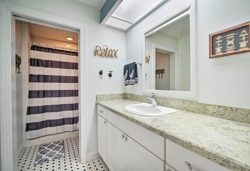 Riverfront Homosassa Retreat W/ Kayak & Boat Dock!