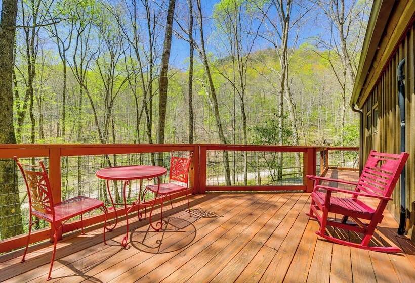 31 Mi To Skiing: Creekside Cabin W/ Fireplace!