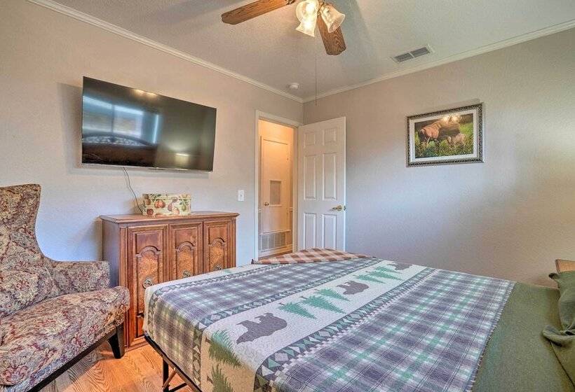San Antonio Home W/ Pool, Near Lackland Afb!