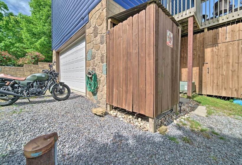 Sevierville Lake House W/ Deck & Foosball Table!