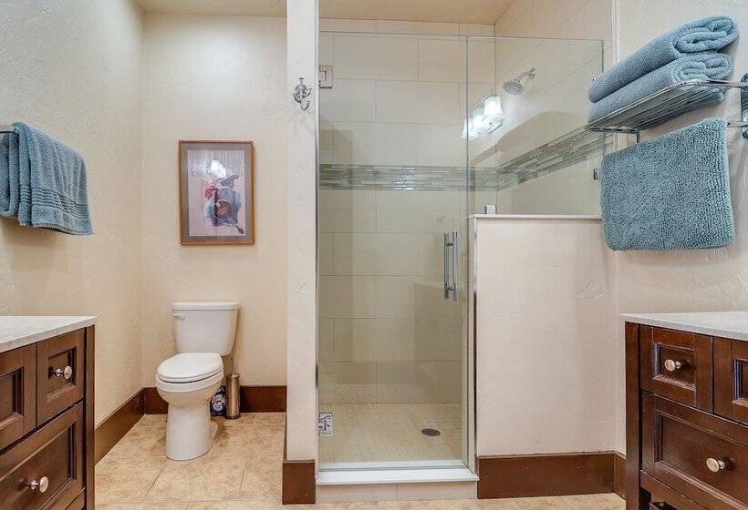Spacious Manitou Home W/ Views In Central Location