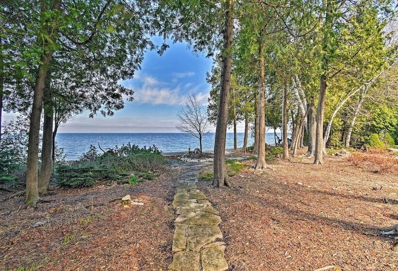 Sturgeon Bay Hideaway W/ Direct Water Access!