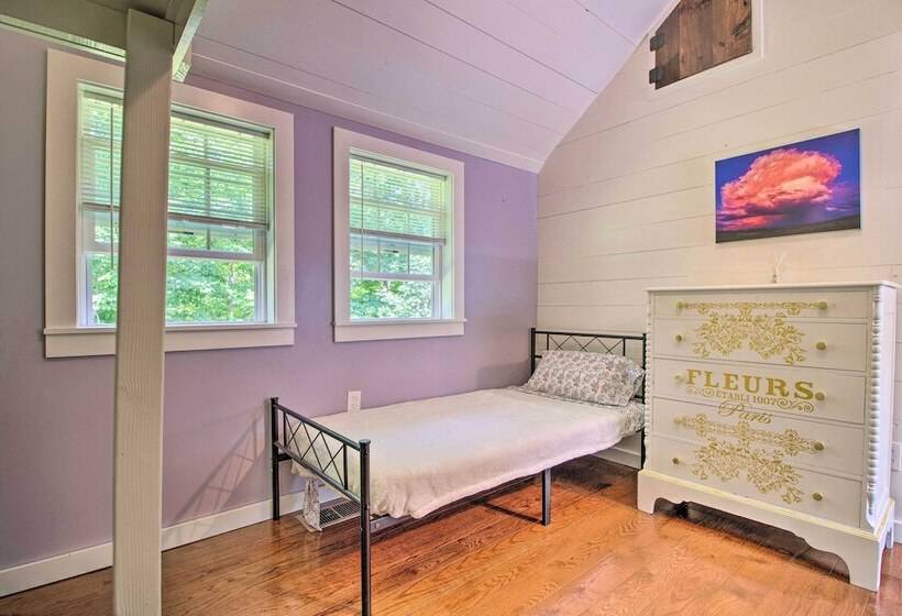 Stylish Mountain Home Near Ski, Golf + Manchester!