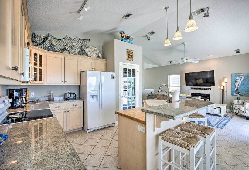 The  Summer Breeze  Retreat   Near Navarre Beach!