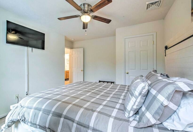 Jacuzzi & Resort Amenities: Tobyhanna Family Home!