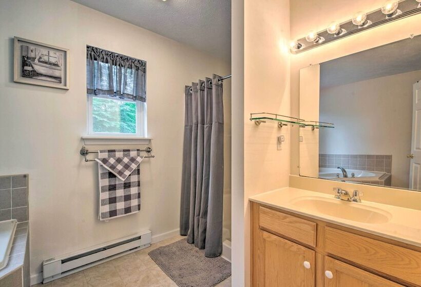 Jacuzzi & Resort Amenities: Tobyhanna Family Home!