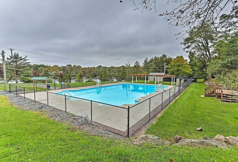 Jacuzzi & Resort Amenities: Tobyhanna Family Home!