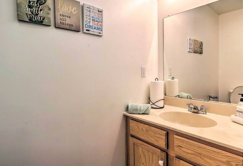 Jacuzzi & Resort Amenities: Tobyhanna Family Home!