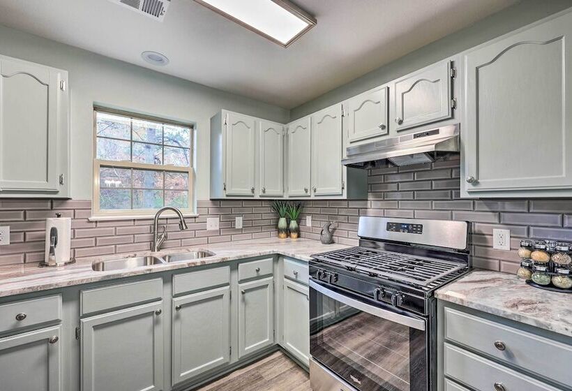 Tranquil Retreat W/ Dock On Lake Hamilton!