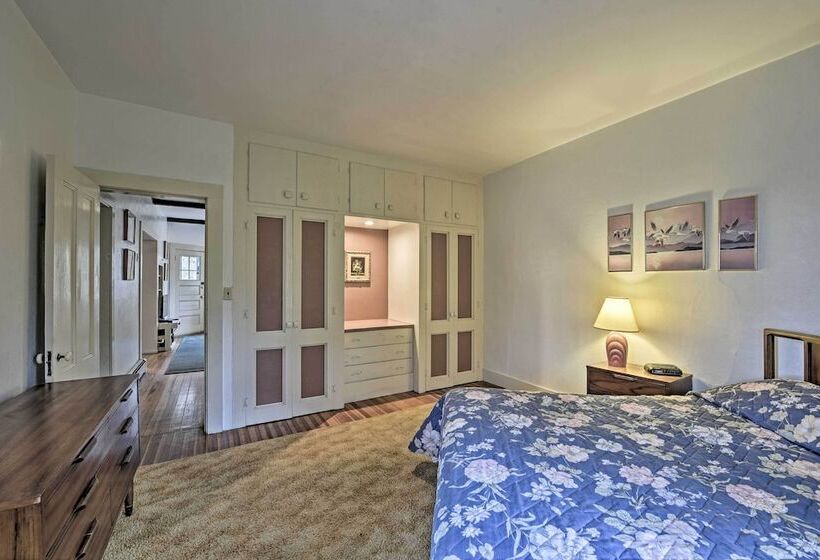 Vineyard Haven House   Easy Access To Beaches
