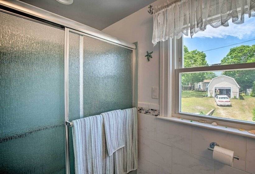 Waterfront Cape Cod Cottage W/ Deck & Beach Access