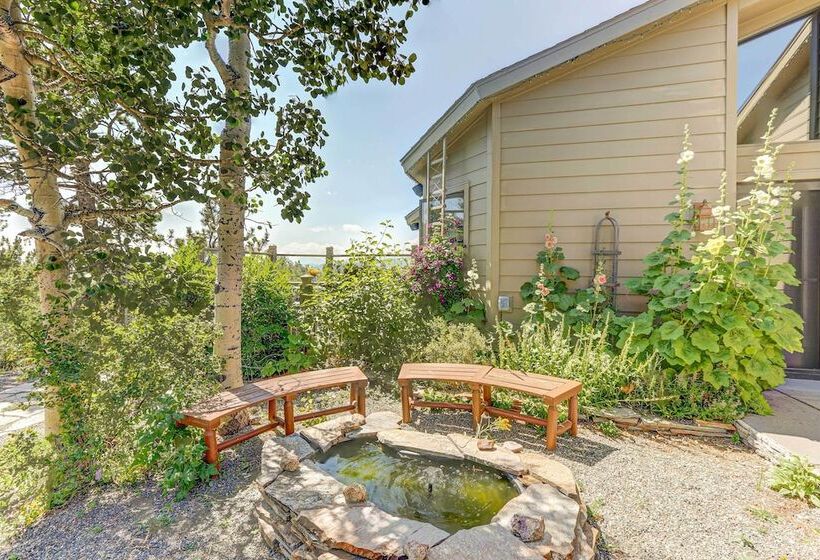 Airy Forest Escape W/ Mountain Views + Hot Tub!