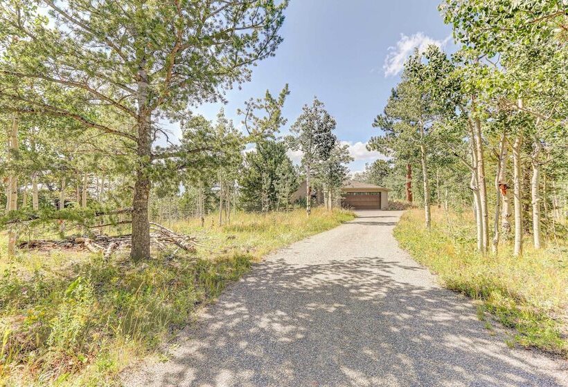Airy Forest Escape W/ Mountain Views + Hot Tub!