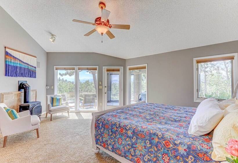 Airy Forest Escape W/ Mountain Views + Hot Tub!