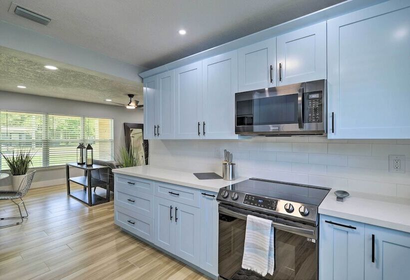 Beach House W/ Outdoor Kitchen, Walk To Coast